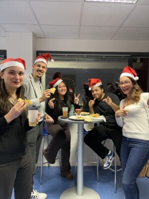 Photographie de collaborateurs Alteca de l'agence de Nantes autour d'un repas à l'occasion de Noël