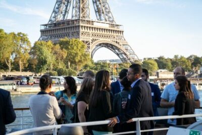 Photographie d'une blue party en face de la Tour Eiffel, organisée pour les collaborateurs parisiens d'Alteca