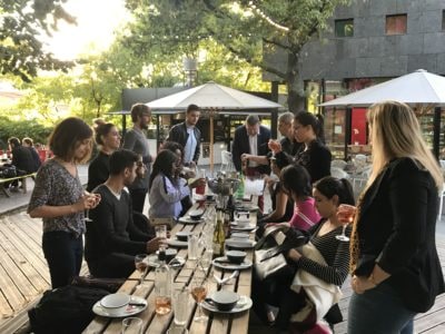 Photographie d'un moment convivial organisé pour les collaborateurs parisien d'Alteca, autour d'un repas et de quelques verres