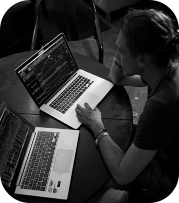 Photographie en noir et blanc d'une personne analysant des données numériques.