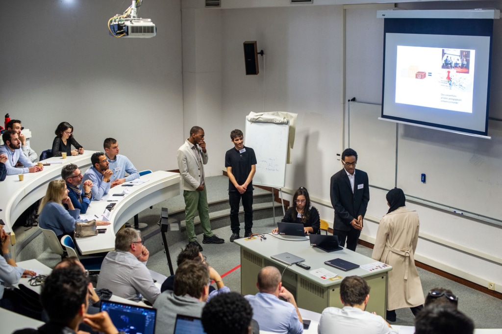 Les étudiants à l'œuvre devant le jury dans le cadre du hackathon.