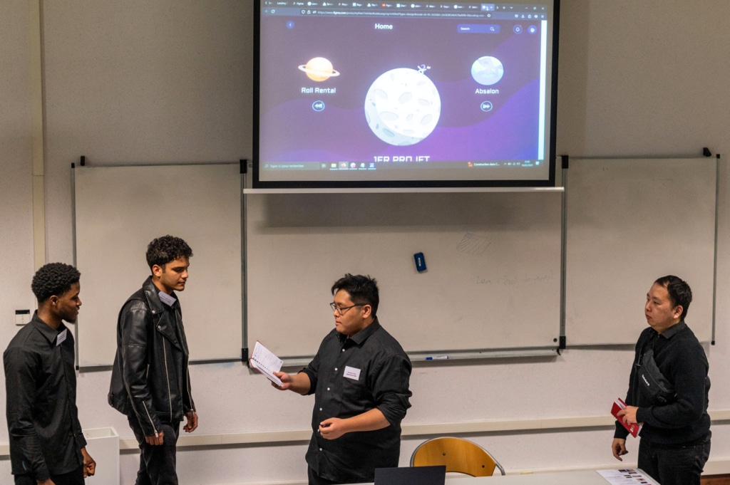 Des étudiants présentant leurs travaux devant le jury.