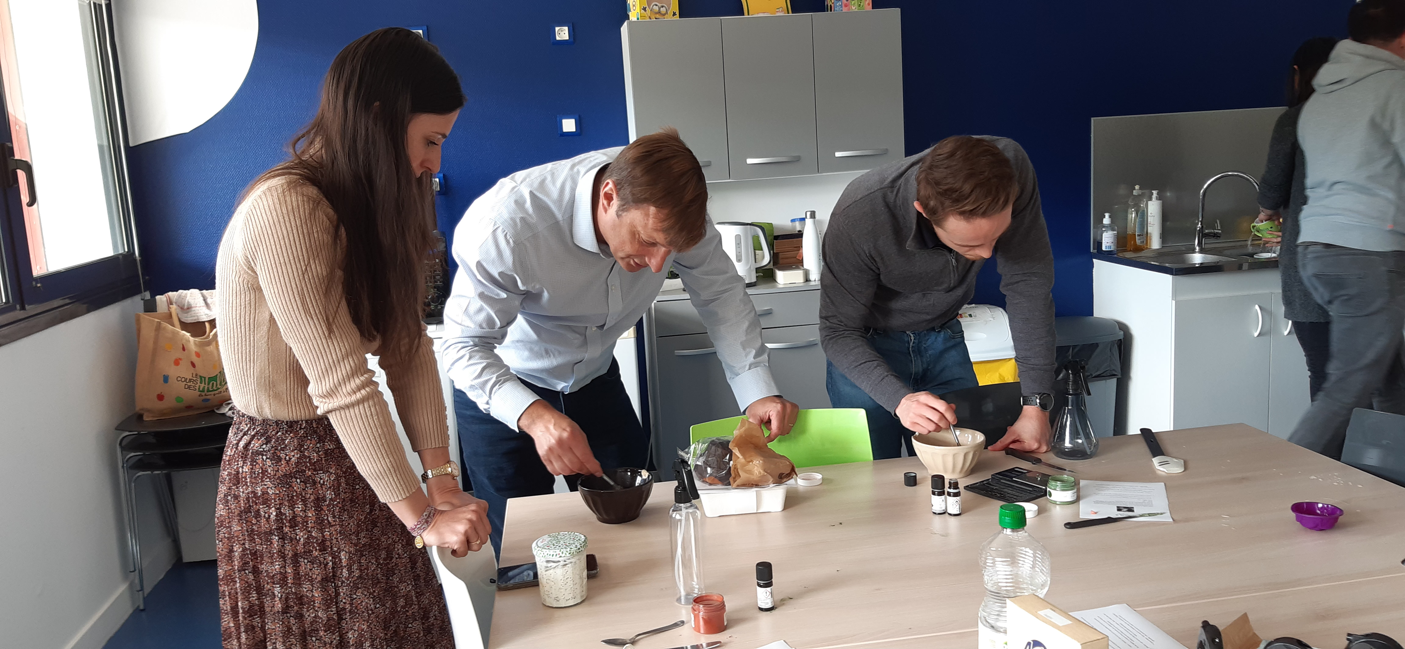 Collaborateurs Alteca réalisant des savons