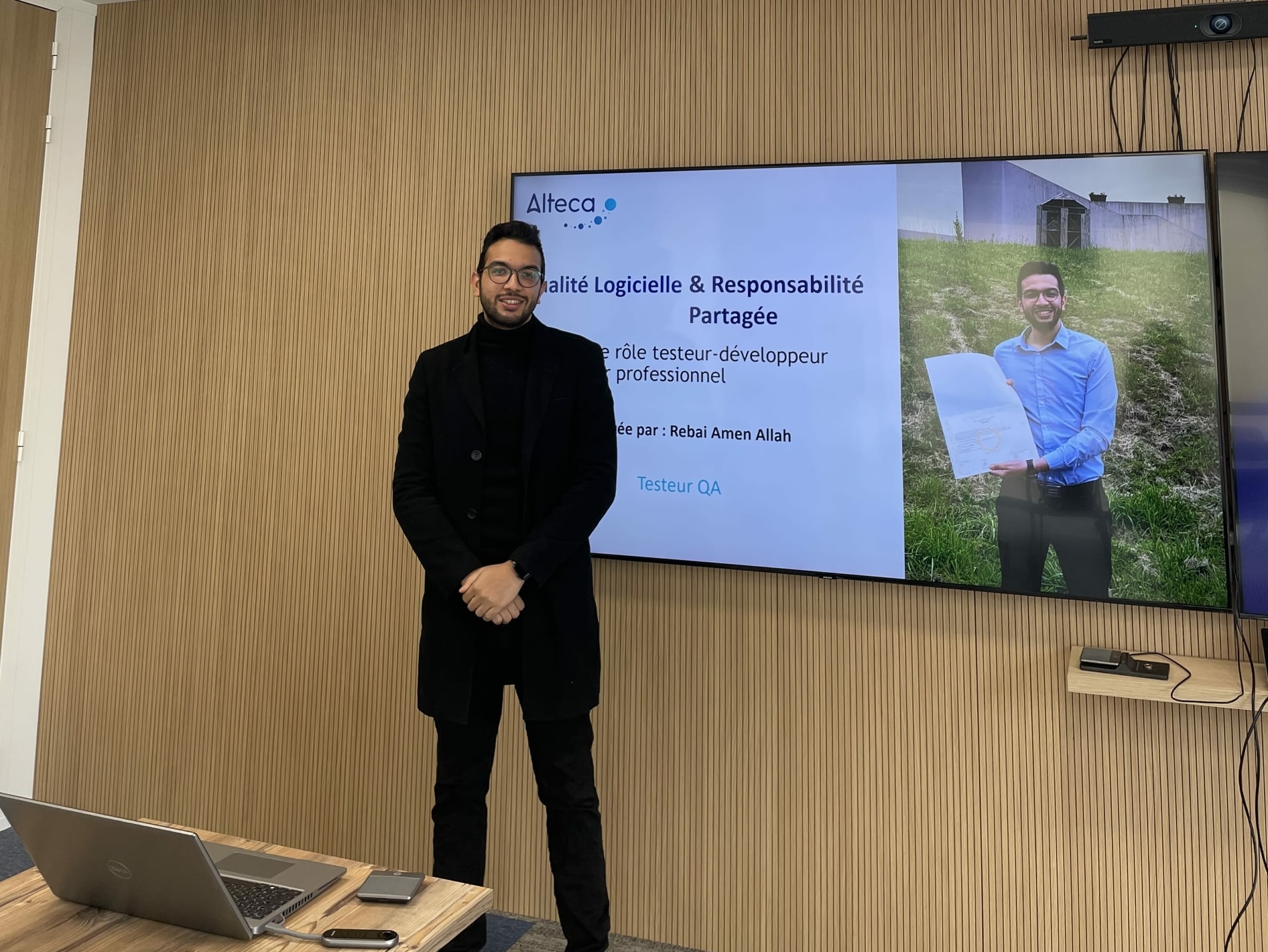 Photo du présentateur de la conférence qualité logicielle devant l'écran de présentation