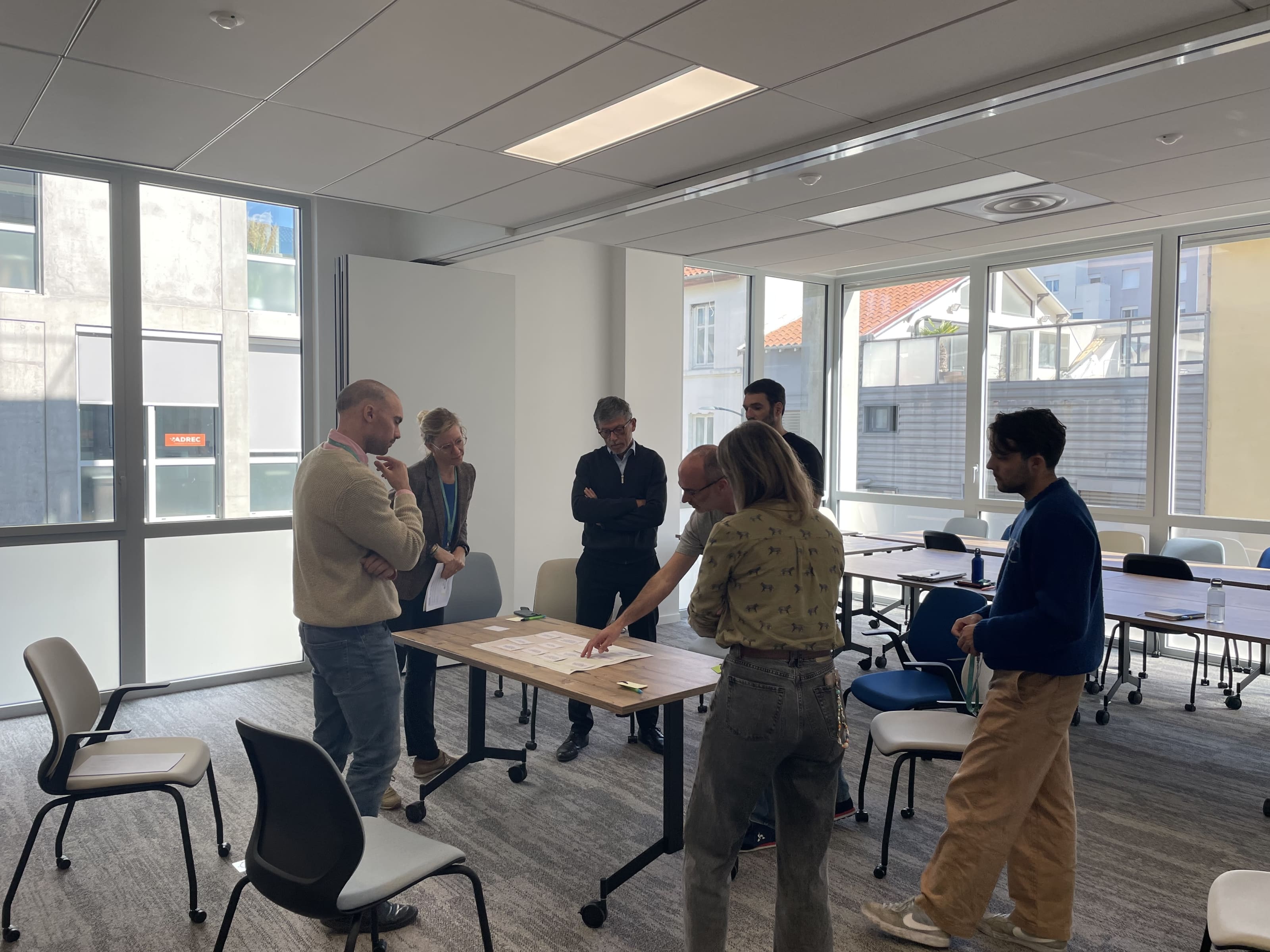 Groupe de personnes autour d'une table discutant dans le contexte d'un Café IA