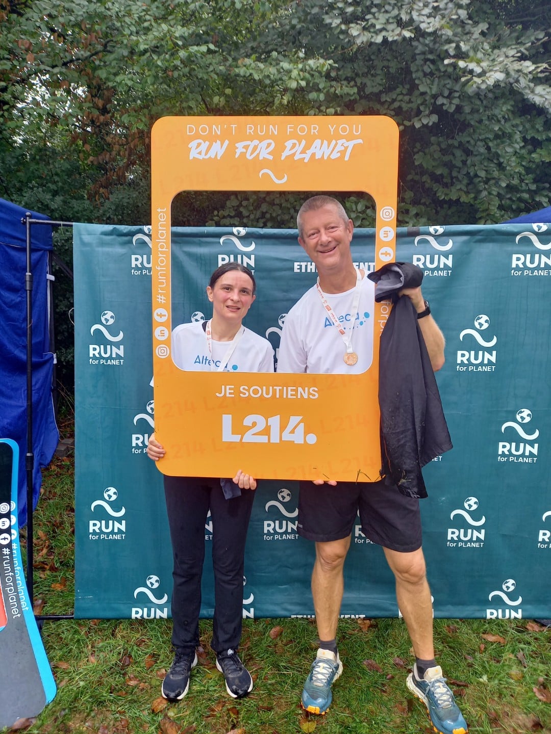 2 personnes prenant la pose après avoir couru pour Run for planet