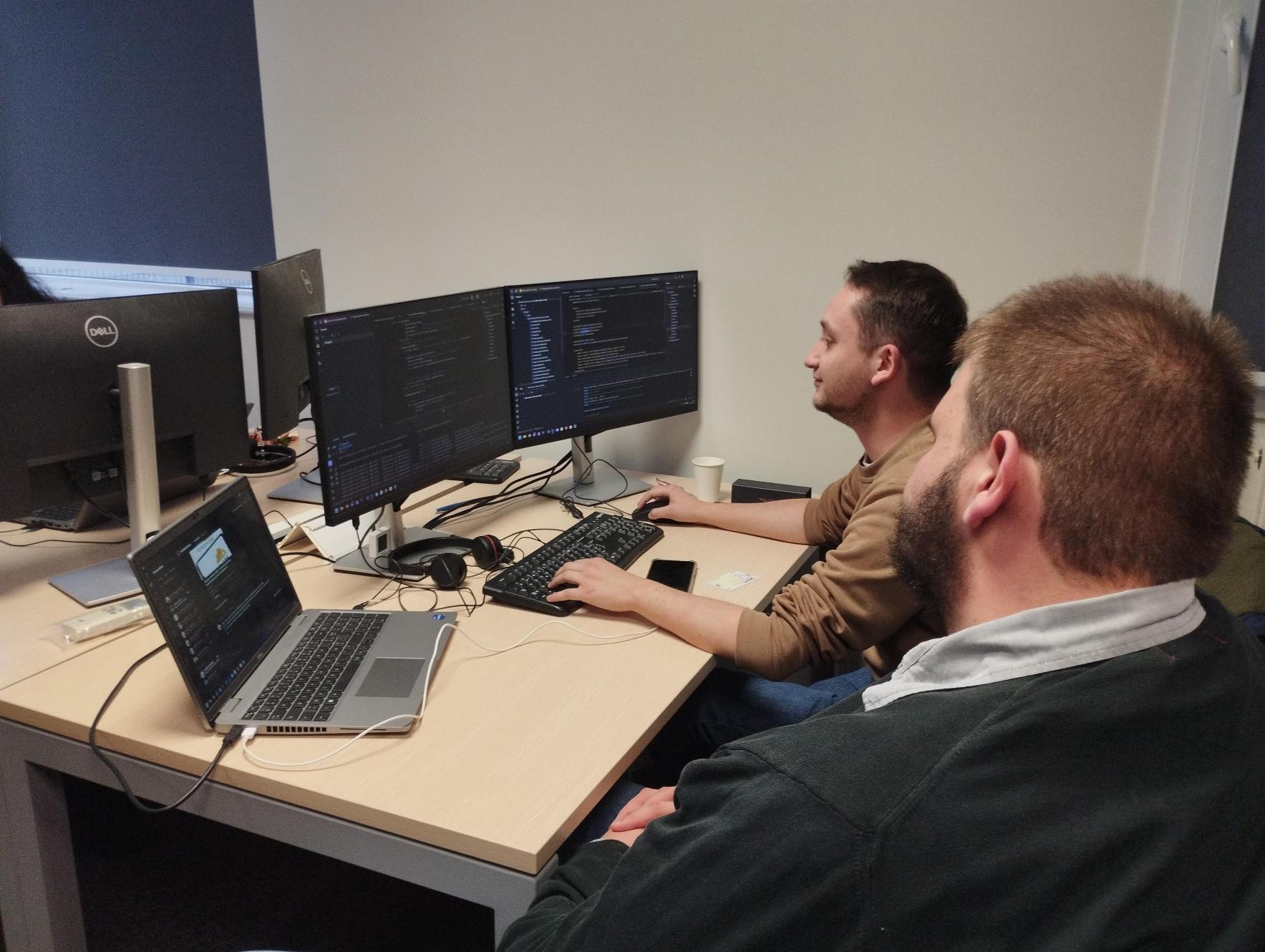 Photo de deux personnes travaillant ensemble sur un ordinateur dans le cadre du Duoday et de la SEEPH 2025 chez Alteca