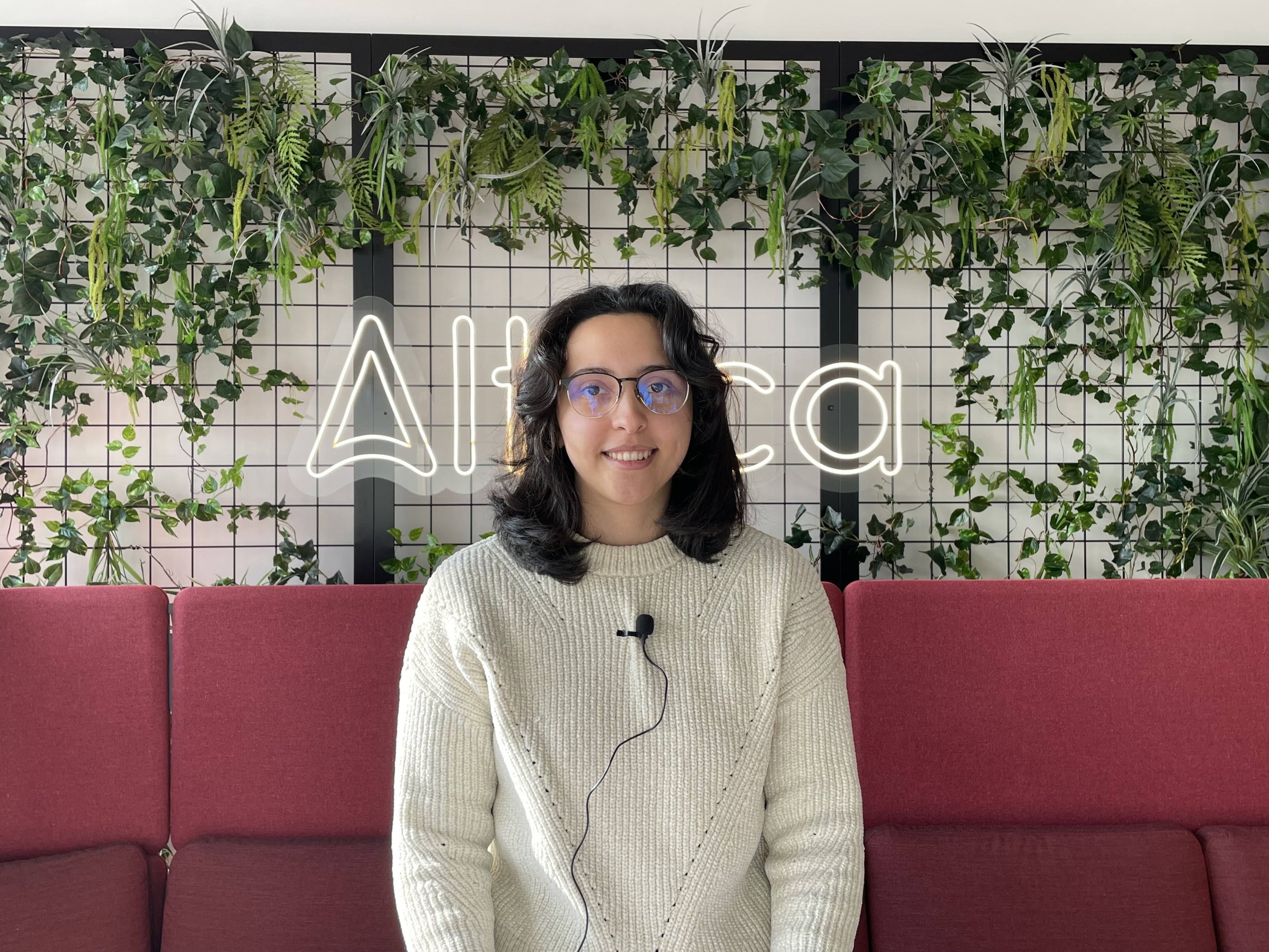 Photo portrait d'Hind, Business Analyst chez alteca